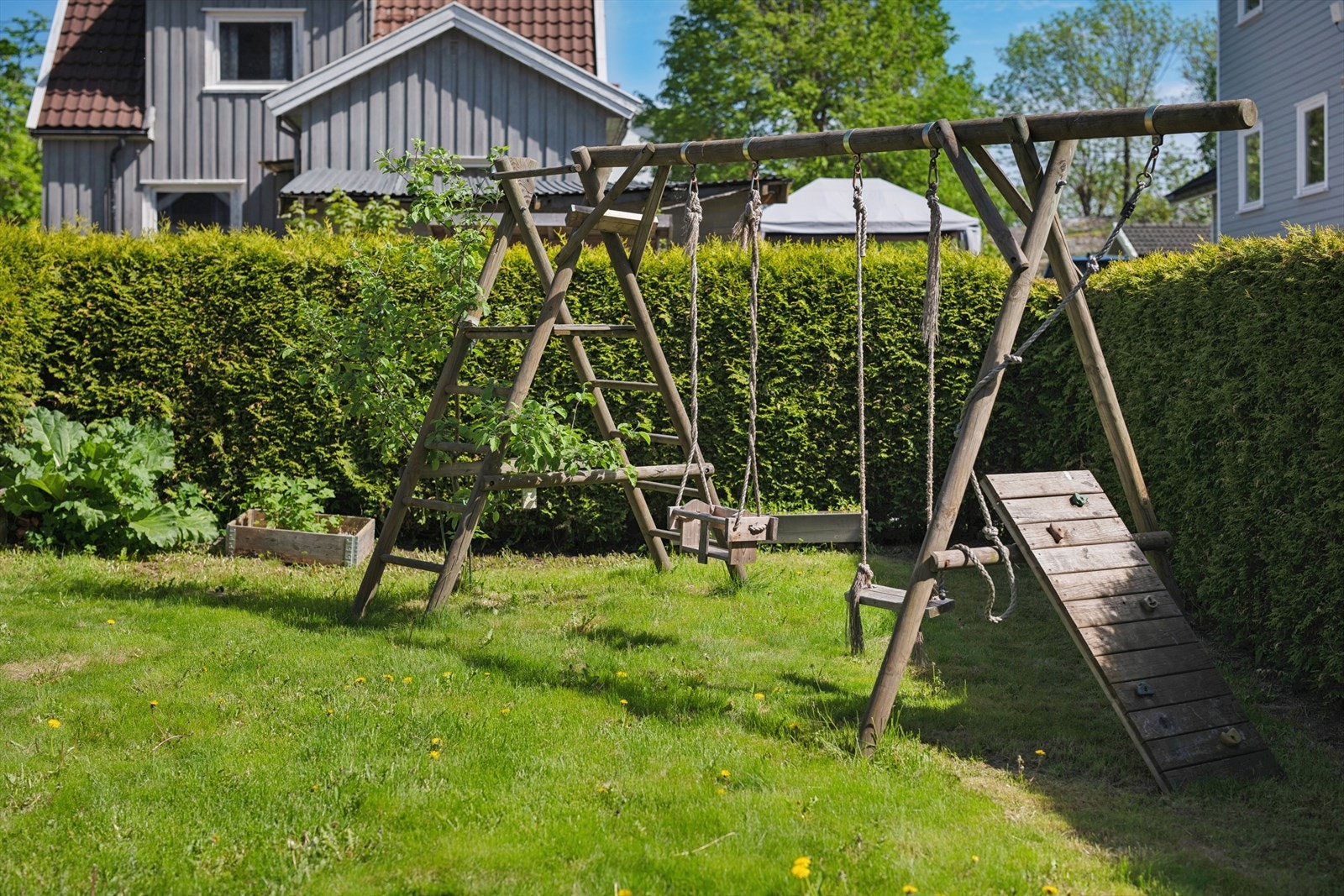 Felles Hage som er pent opparbeidet med plen og hekk, perfekt for lek og aktivitet. Galleribilde