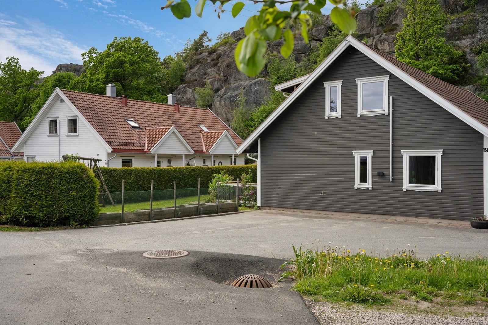 Tomten er flat og pent arrondert med asfaltert gårdsplass og grøntarealer. Galleribilde