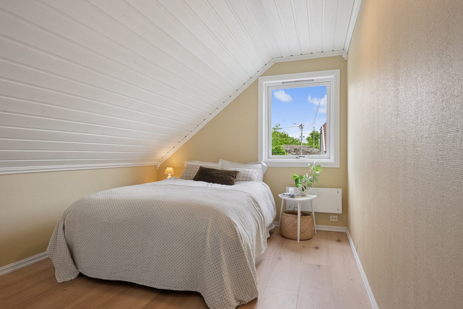 Soverom i andre etasje har bl.a. plass til dobbeltseng med nattbord på hver side. Galleribilde