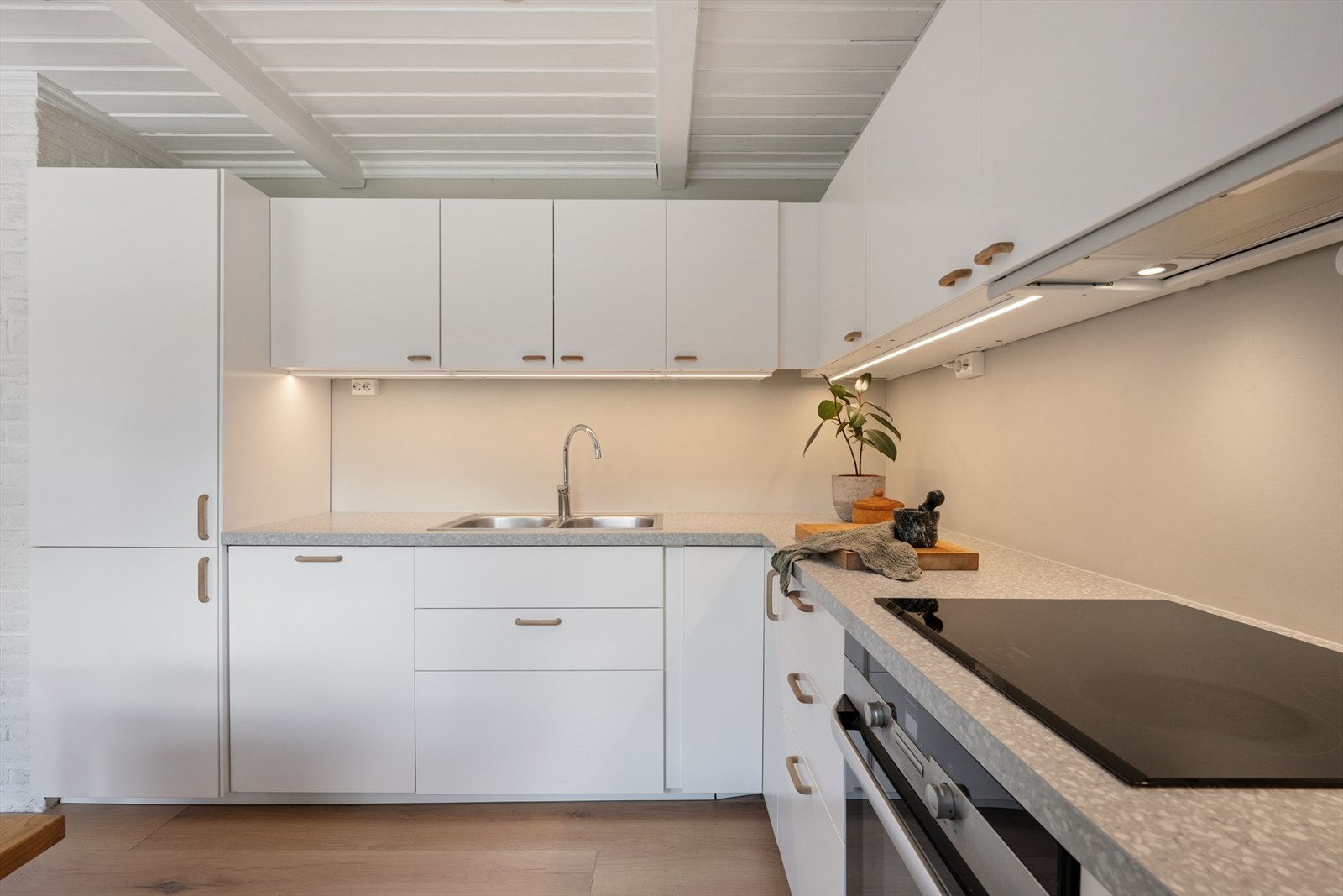 Kjøkkenet er utstyrt med hvitevarer som kjøl/fryseskap, oppvaskmaskin, induksjonstopp og stekeovn. Galleribilde