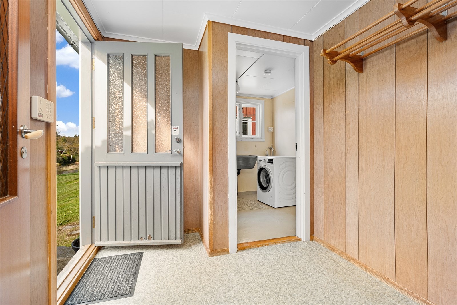 I entreen er det plass til å henge fra seg yttertøyet med direkte tilkomst til vaskerom. Galleribilde