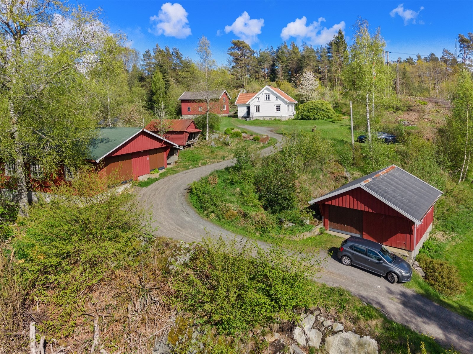 Videre finner du pumpehus, drivhus, snekkerverksted/bod og garasje på eiendommen. Galleribilde