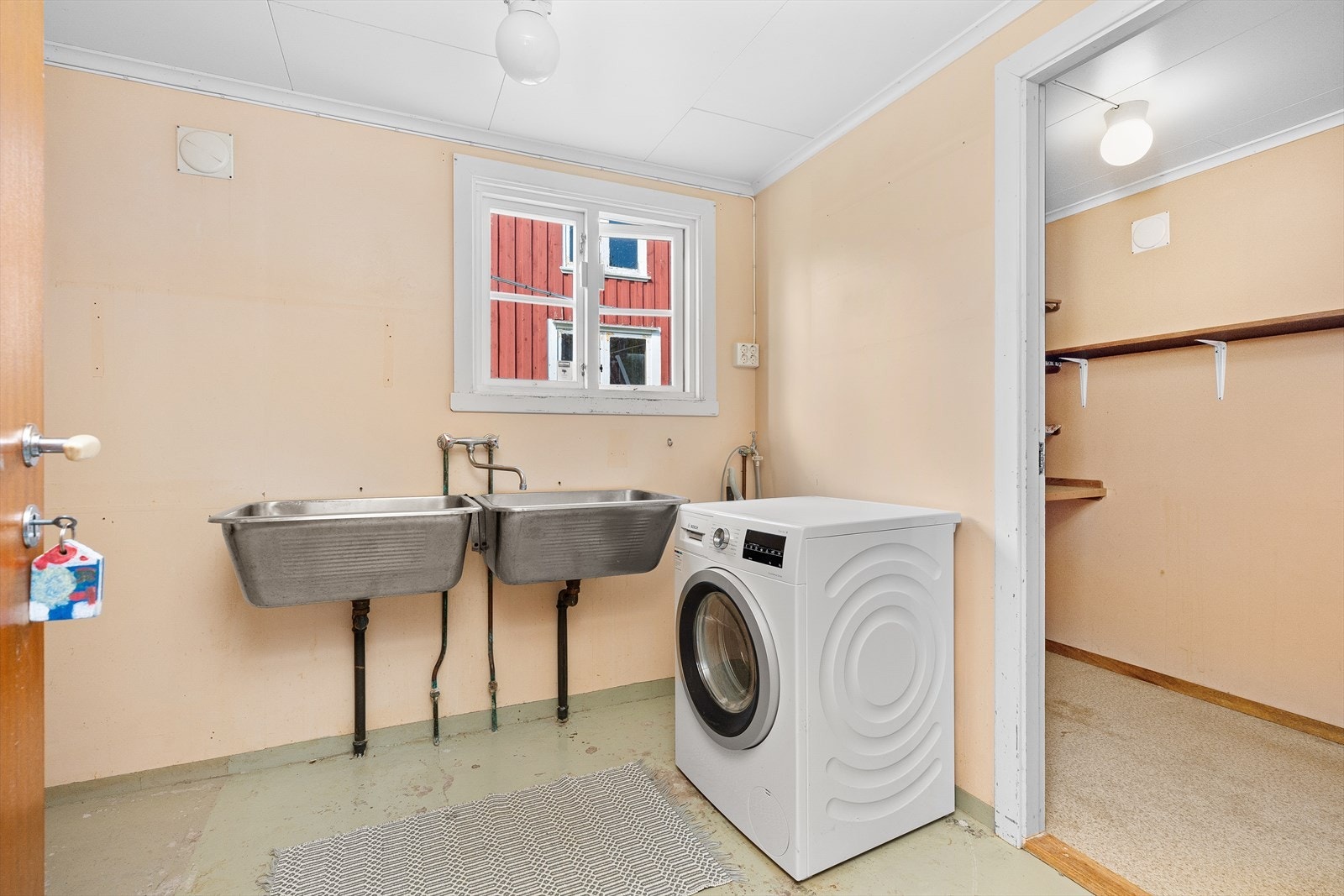 Like ved entreen finner du et vaskerom i påbygget med en tilknyttet innvendig bod. Vaskerommet består av utslagsvasker og opplegg for vaskemaskin. Galleribilde