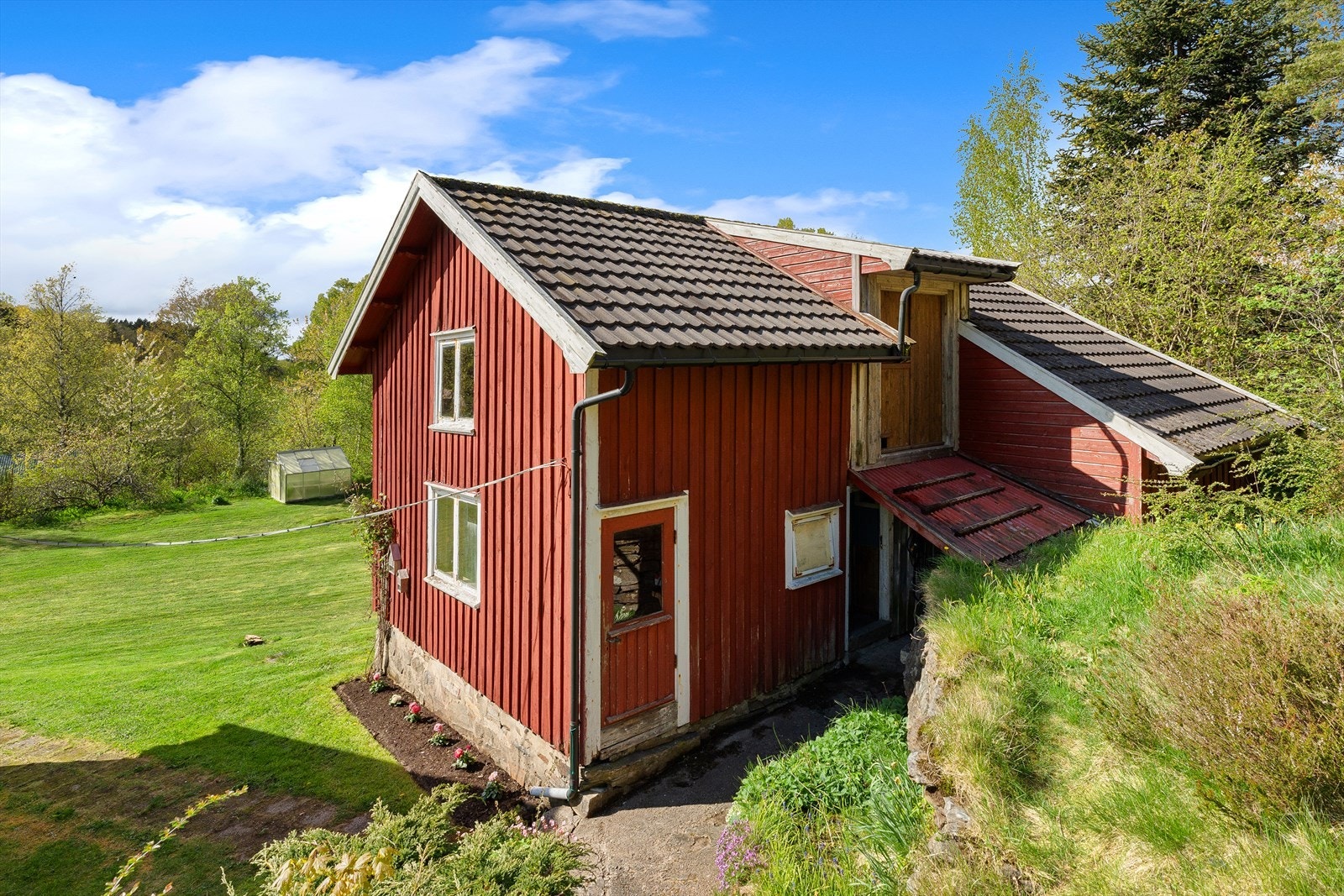 Like ovenfor eneboligen finner du låven som fikk restaurert taket i 2010 med ny taktekking, undertaksplater av sutak, lekter, sløyfer og takstein byttet. Det ble også satt opp nye takrenner og nedløp. Galleribilde