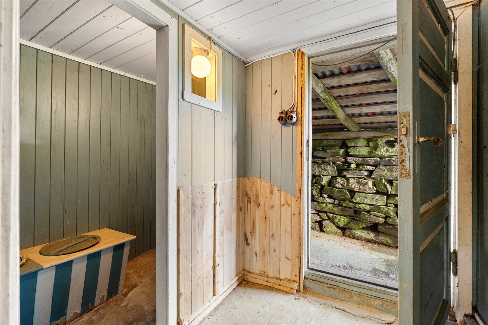 Låven inneholder flere rom, som utedo med plass til to, binge og lagring. Galleribilde