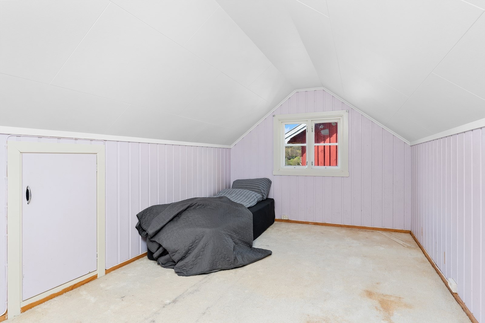Soverom nr. 3 er over tilbygget hvor det er plass til seng og garderobe. Oppbevaring i knevegg. Galleribilde