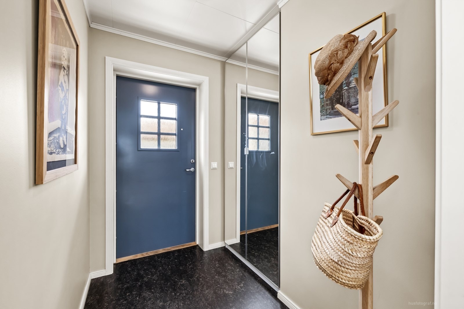 Det er god plass til oppheng for yttertøy og til å sette ifra seg sko i garderobe. Galleribilde