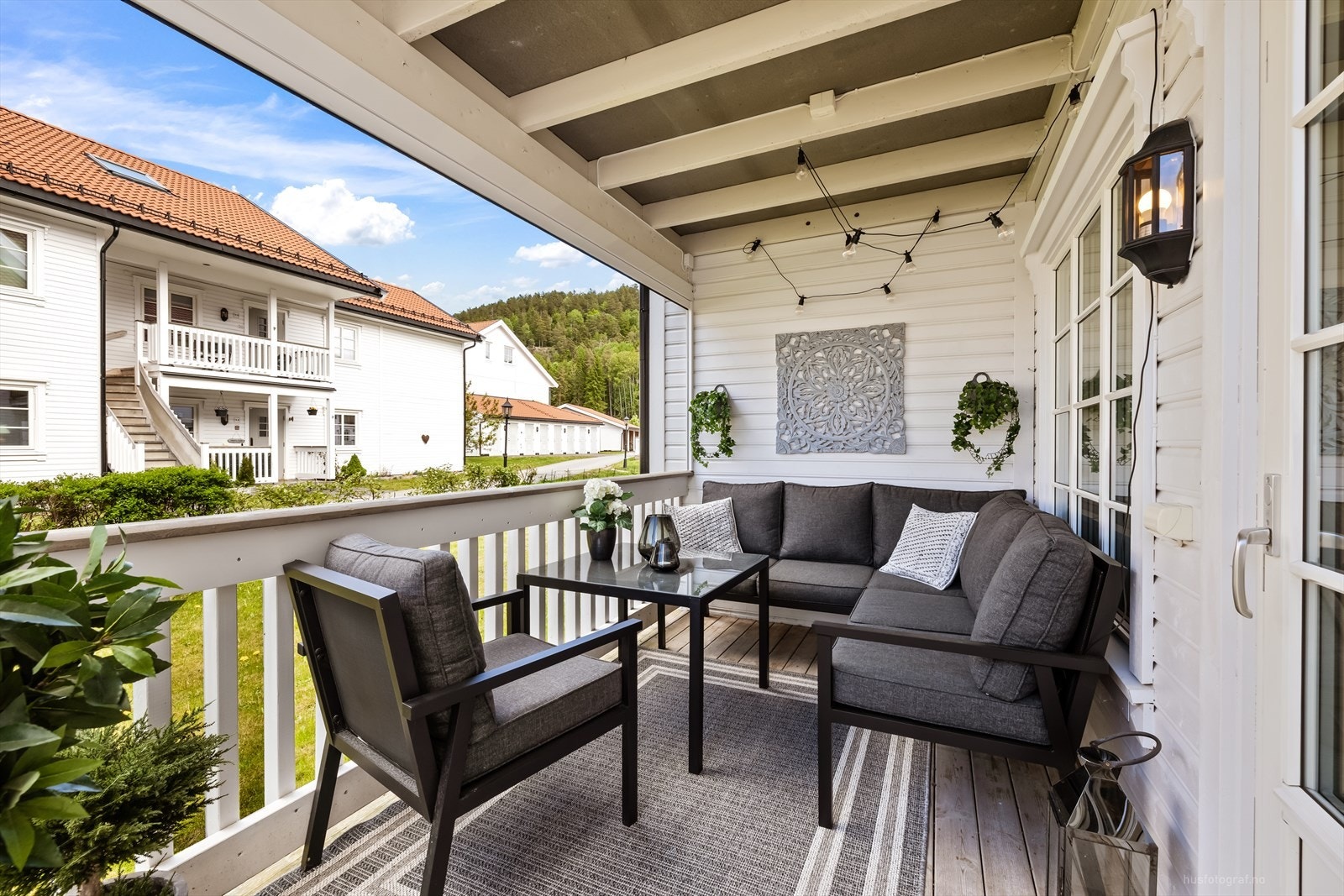 Den andre uteplassen er en romslig, overbygget terrasse med direkte utgang fra stuen. Galleribilde