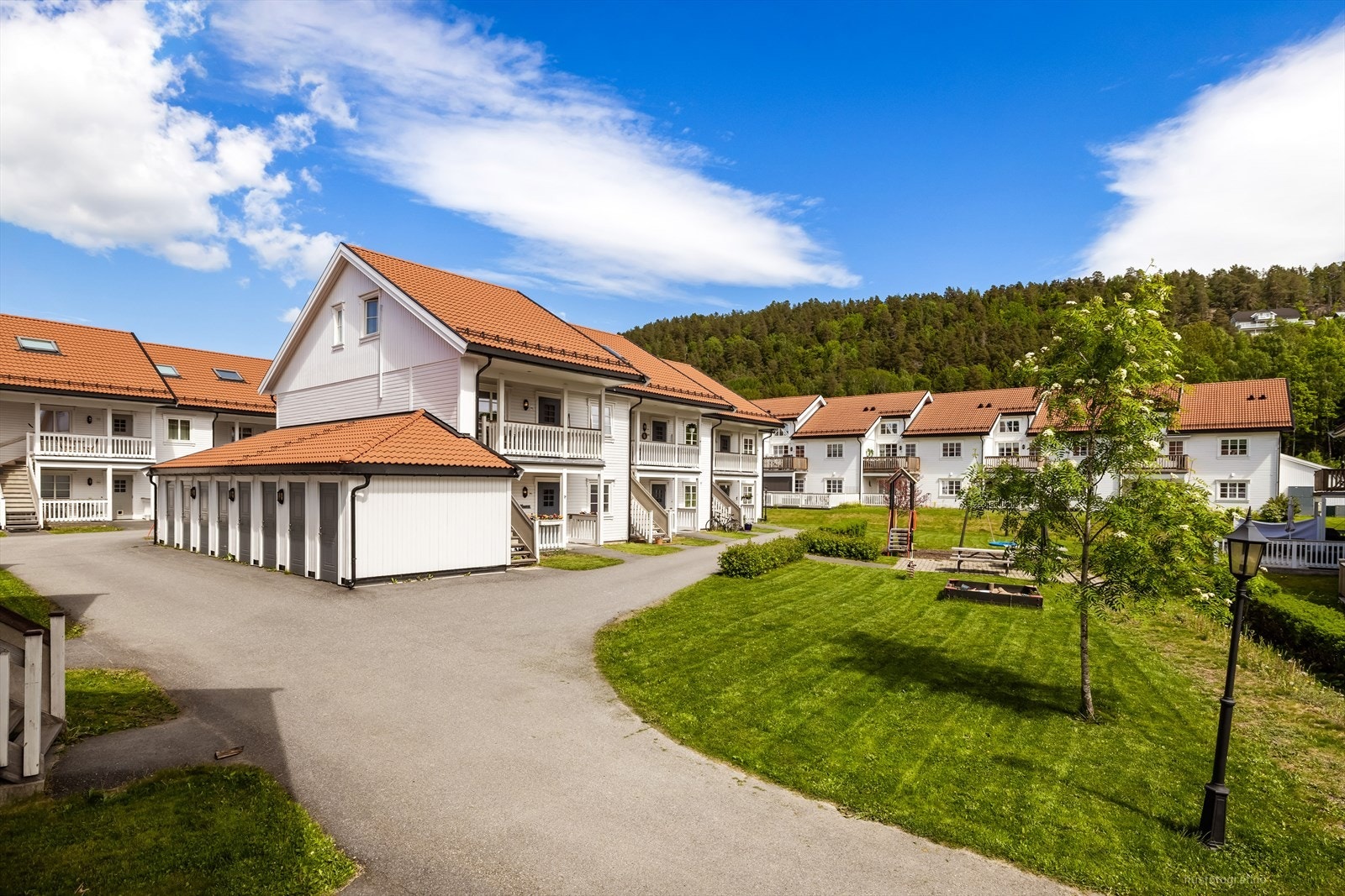Store, felles grøntområder med lekeplass gjør dette til et ideelt nabolag for barnefamilier. Galleribilde