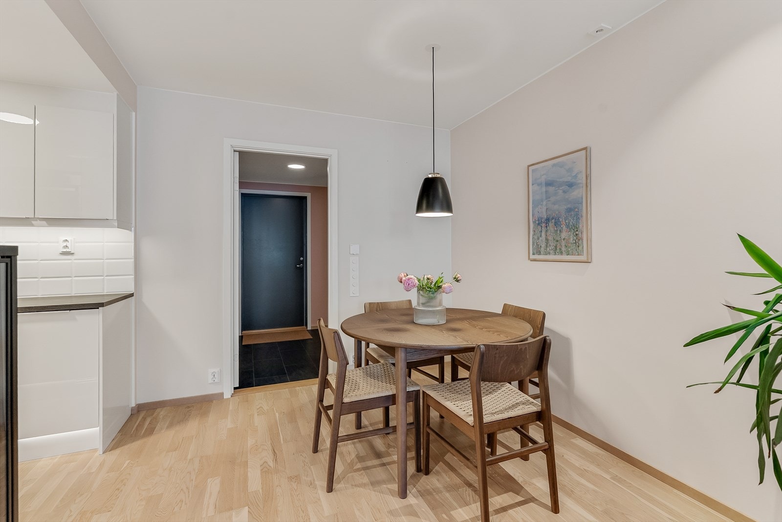 Spiseplassen er en naturlig del av den åpne løsningen, i direkte tilknytning til kjøkkenet. Galleribilde