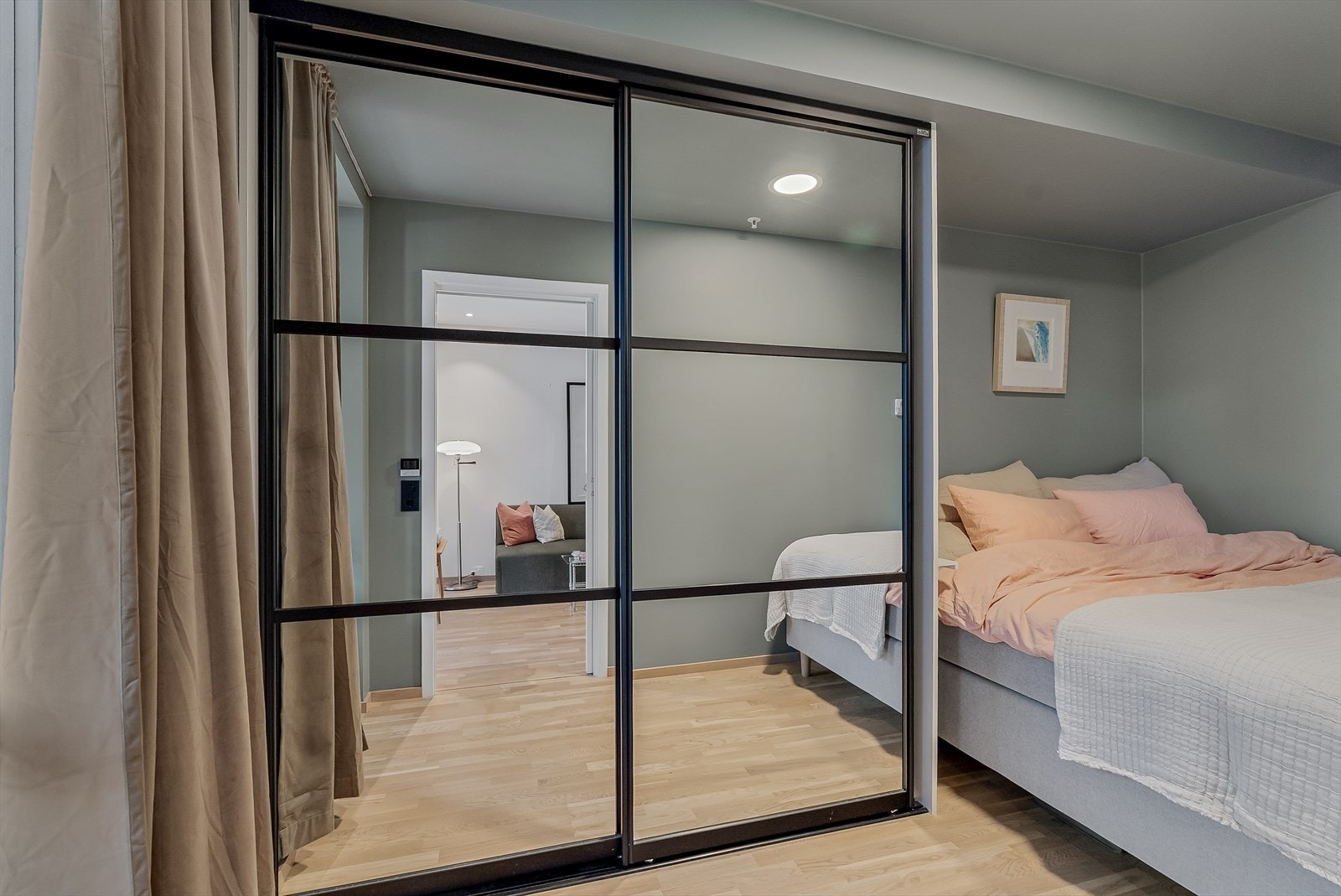 En stor skyvedørsgarderobe gir rikelig med oppbevaringsplass på soverommet. Galleribilde