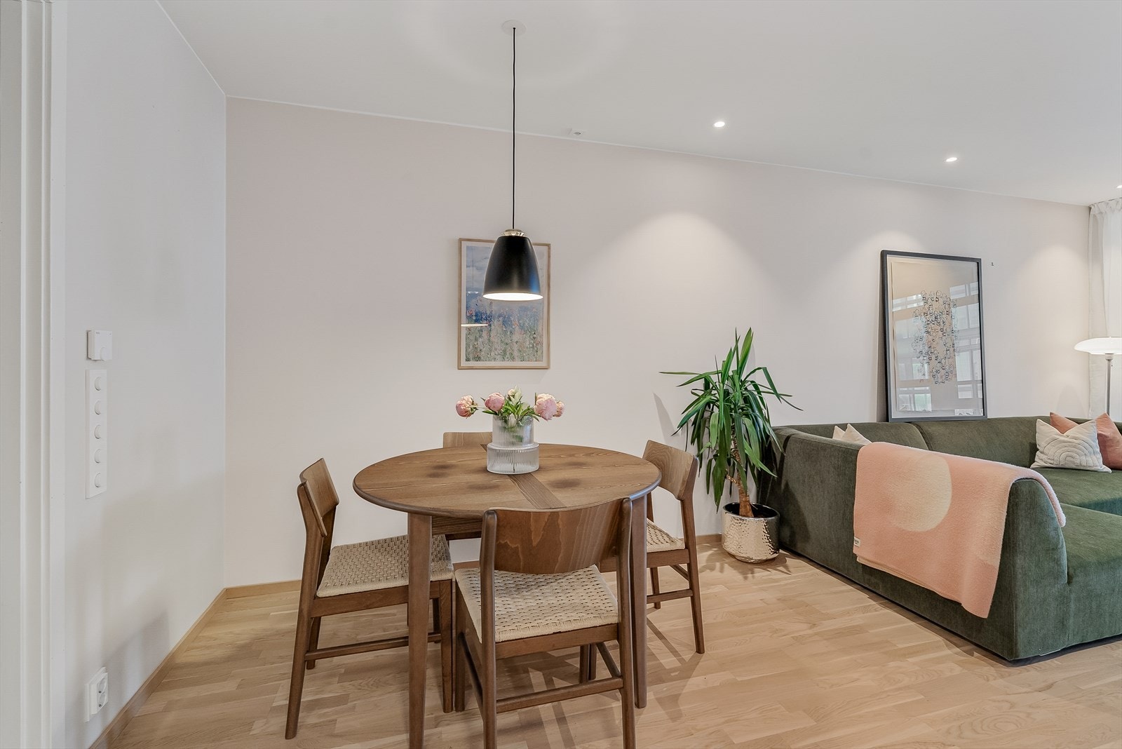 God plass til en egen spisesone i tilknytning til stuen. Galleribilde
