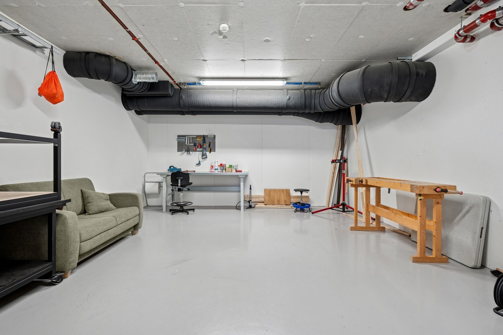 En felles smørebu og hobbyrom står til disposisjon for sameiets beboere. Galleribilde