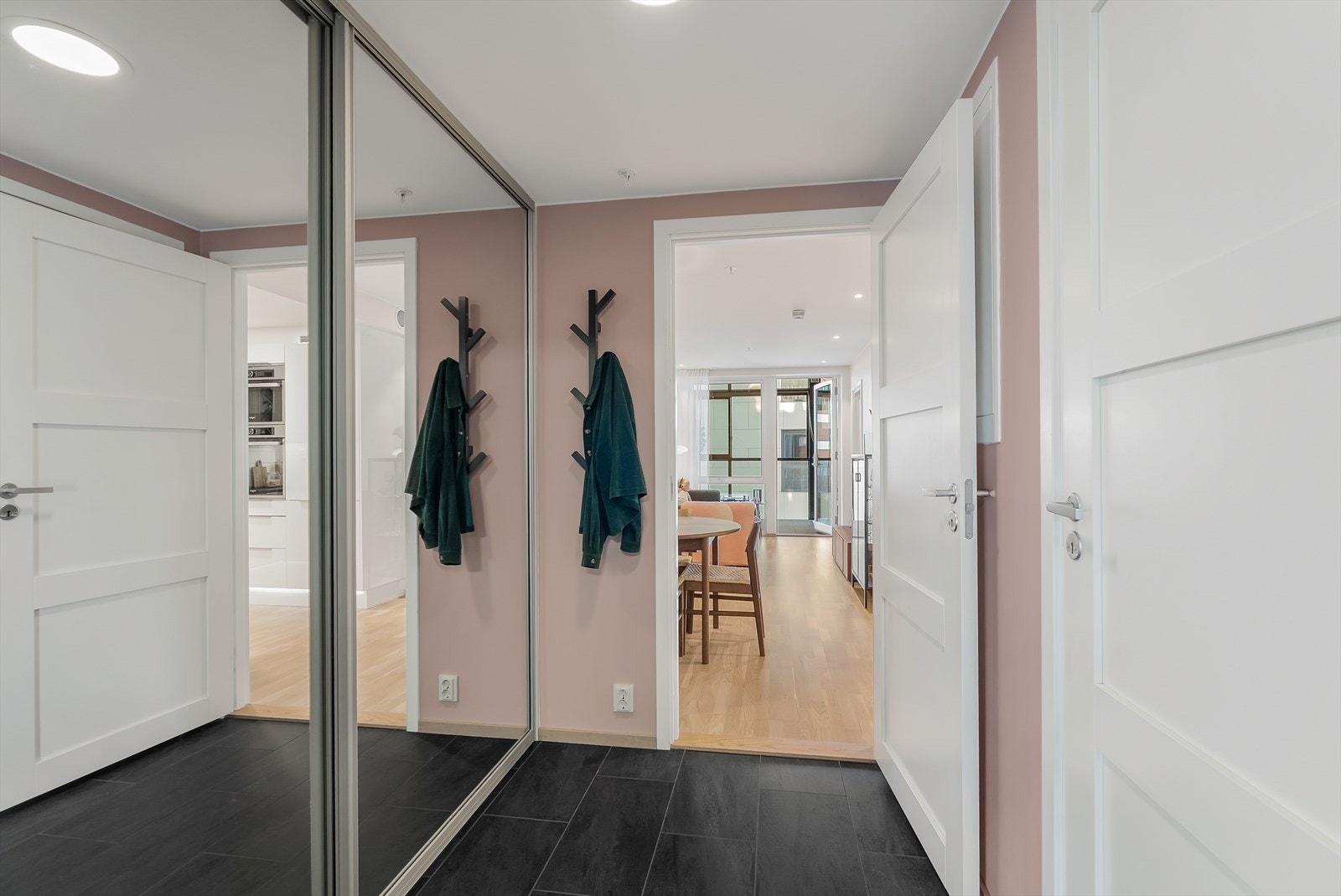 Innbydende entré med skyvedørsgarderobe. Herfra er det tilgang til alle rom i leiligheten. Galleribilde