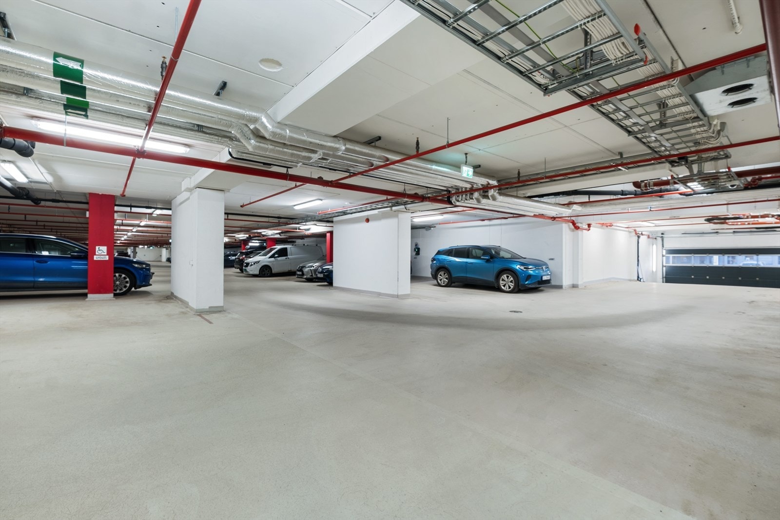 Leiligheten disponerer én fast parkeringsplass i garasjeanlegget, med tilgang til egen elbillader. Galleribilde
