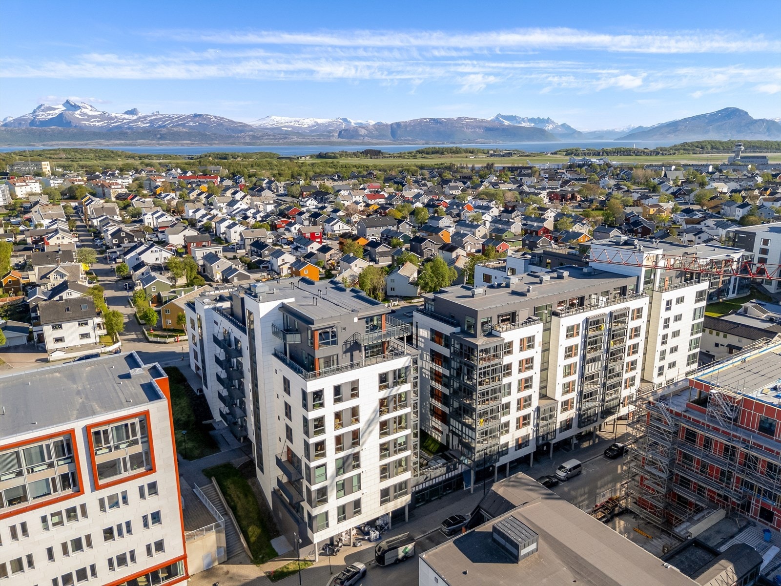 Bygget har en sentral beliggenhet med enkel adkomst til Bodø lufthavn og Bodø stasjon. Galleribilde