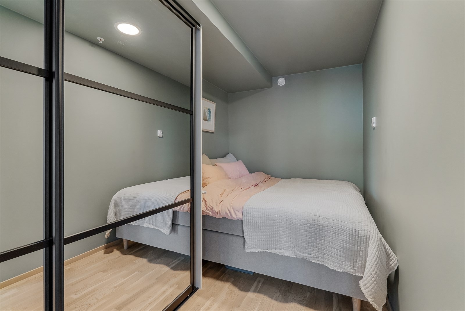 Soverom med plass til seng og garderobeløsning. Galleribilde