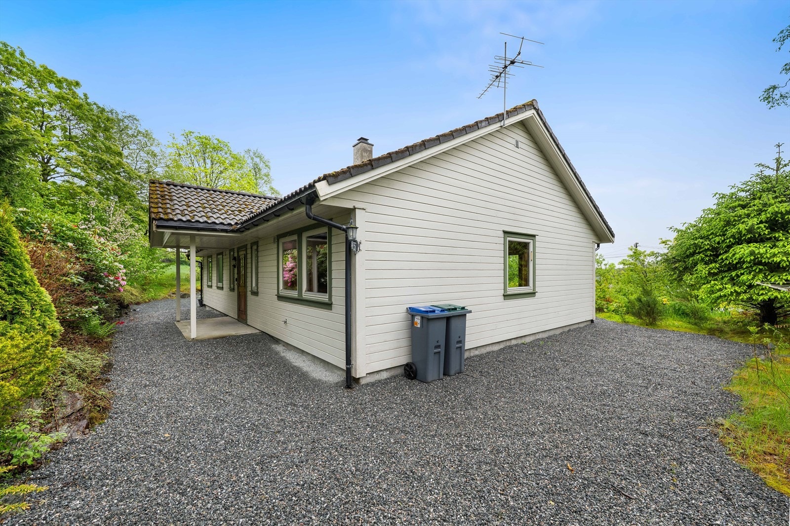 Gruset innkjørsel og gårdsplass. Galleribilde