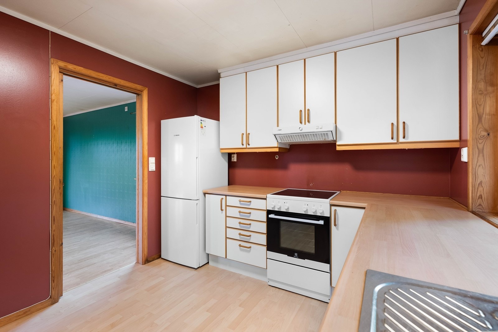 Kjøkkenventilator med avtrekk ut. Rommet har laminatgulv. Galleribilde