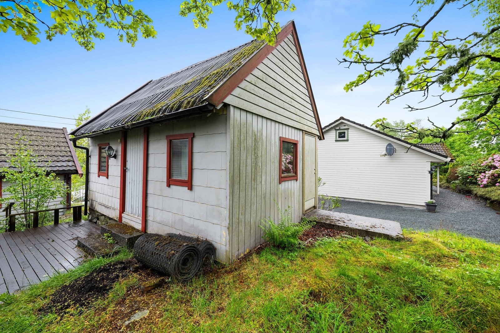 Uthuset rommer blant annet eiendommens private renseanlegg (Biovac), som er delt med naboen. Galleribilde