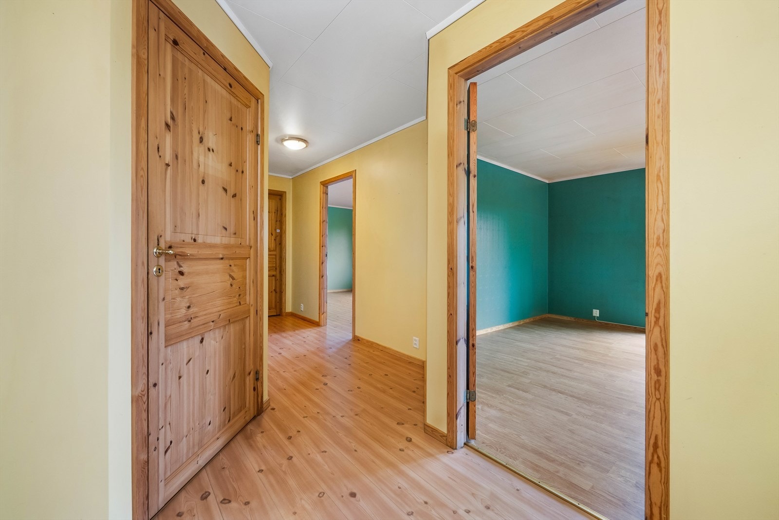 Gangen binder sammen rommene og har takluke med stige til loft for ekstra lagring. Galleribilde