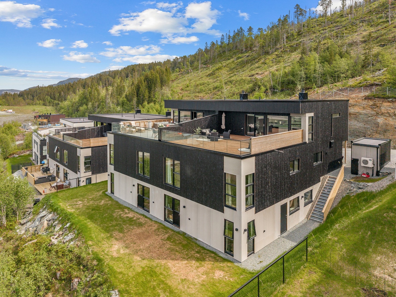 Utleiedelen har en egen trapp ned til en adskilt inngangsdør Galleribilde
