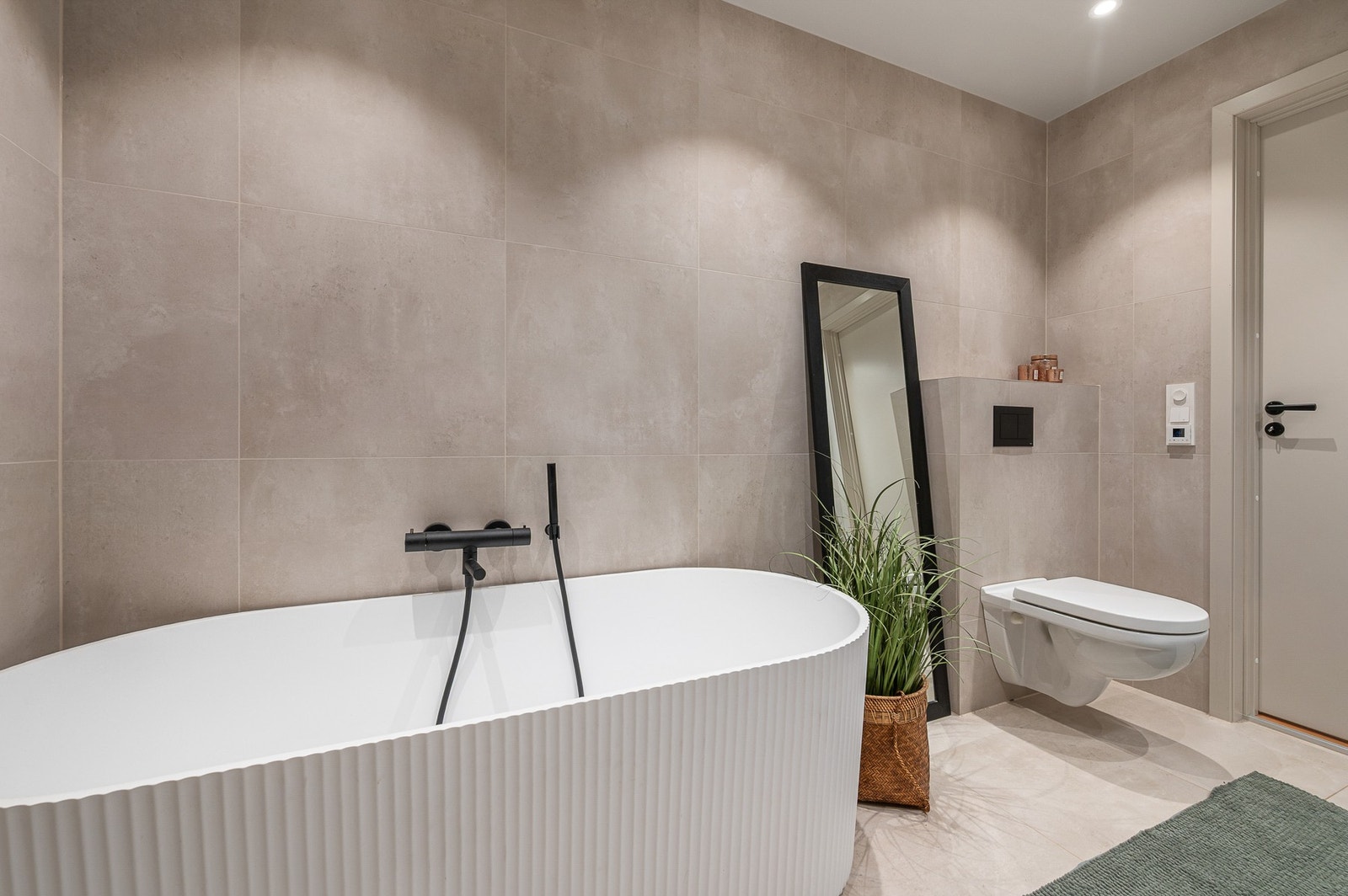 Her får du spafølelsen i eget hjem med både badekar og regnfallsdusj. Badet har så klart også fått TG0 fra takstmann. Galleribilde