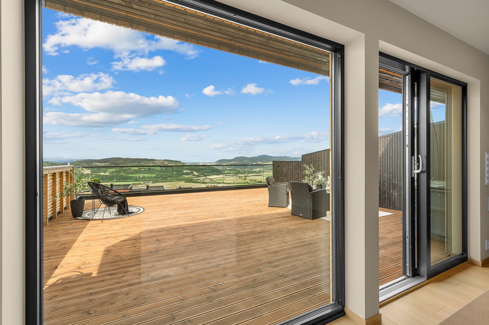 Boligen byr på en luftig og herlig terrasse på hele 62,4 kvm. Galleribilde