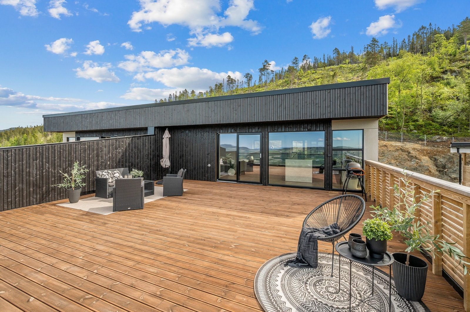 Her er det muligheter for å møblere i ulike soner med både sofa, solsenger og spisebord. Galleribilde