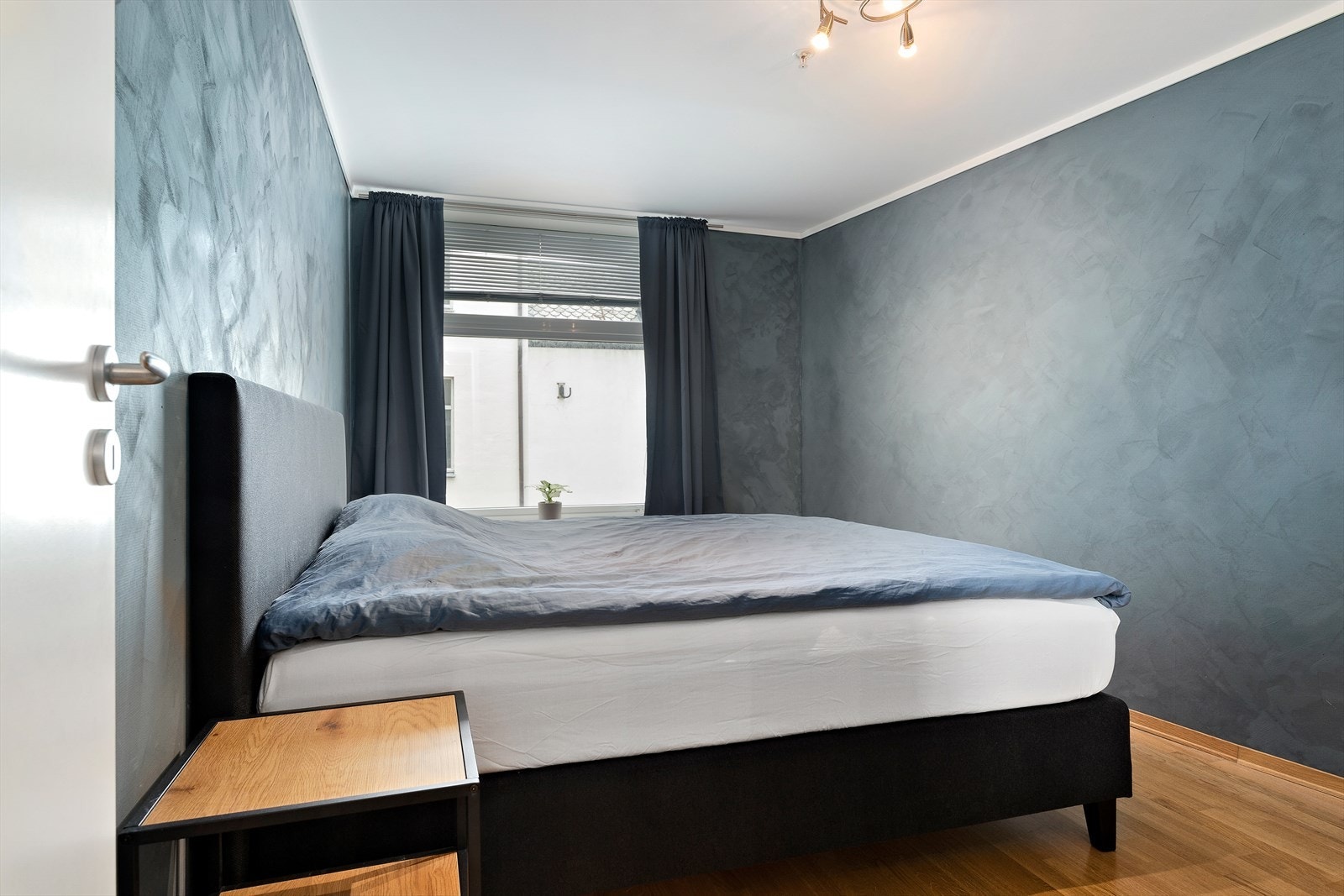 Soverommet er av god størrelse, med god plass til nattbord og garderobeskap. Galleribilde