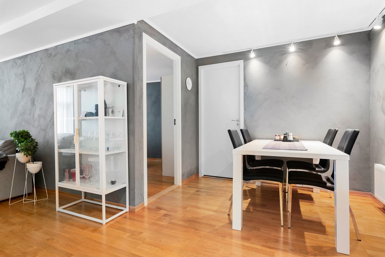 Leiligheten varmes opp via radiator og er inkludert i felleskostnadene. Galleribilde