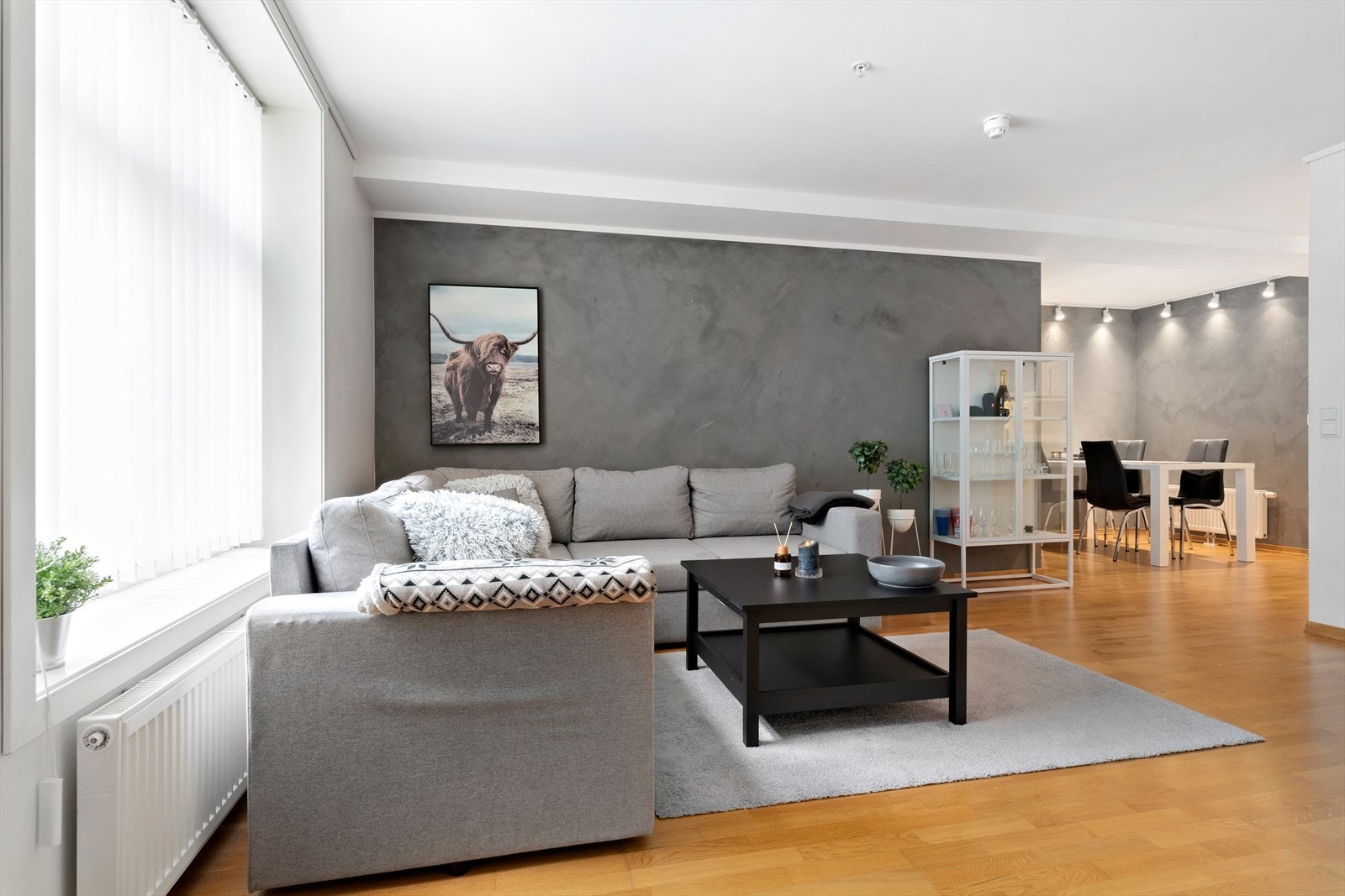 Stuen har god plass til stor sofaen med plass til hele vennegjengen. Galleribilde