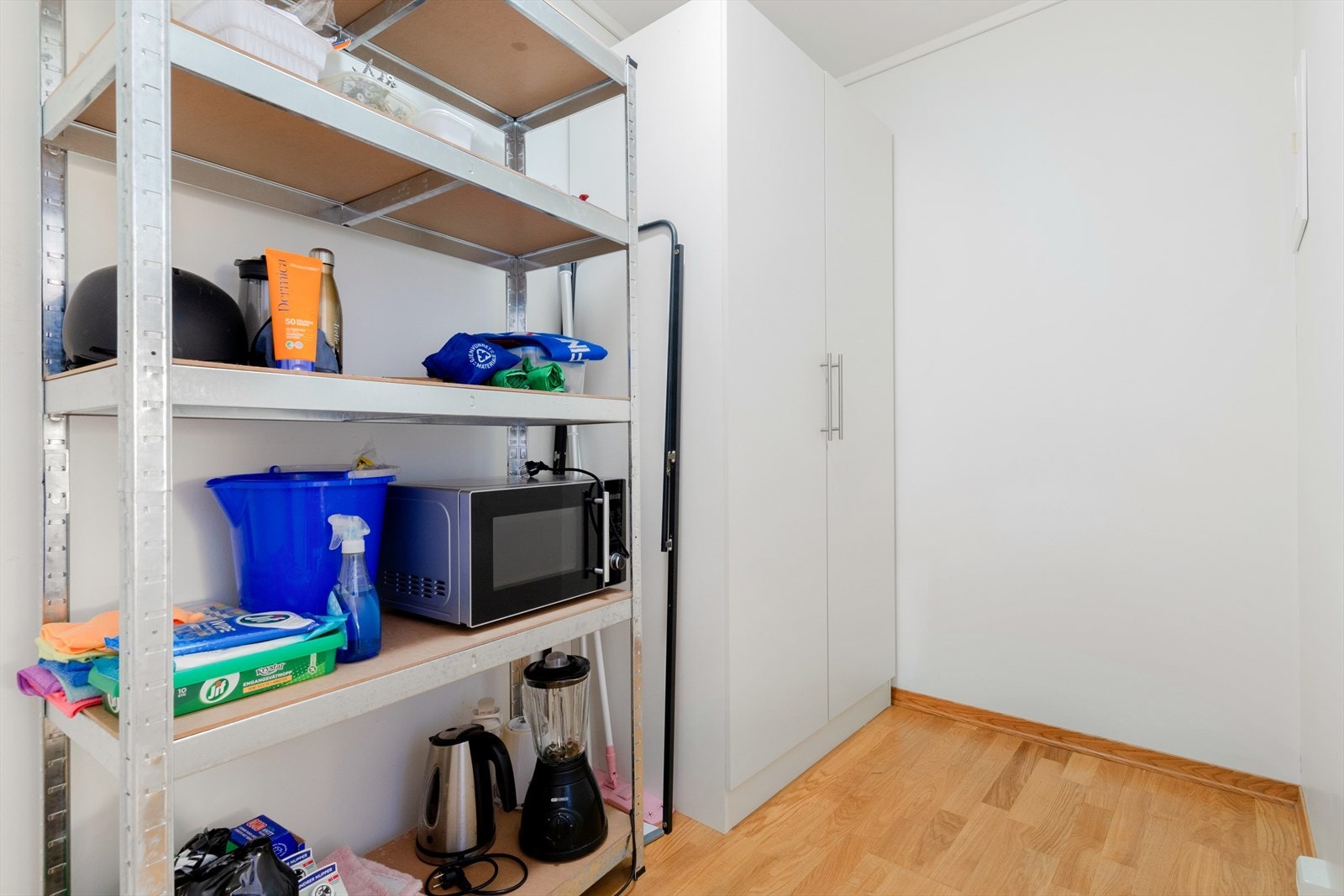 Innvendig bod bak spisestuen. Galleribilde