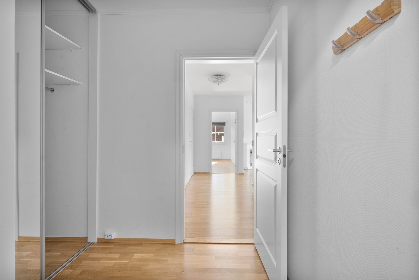 Entré med skyvedørsgarderobe Galleribilde