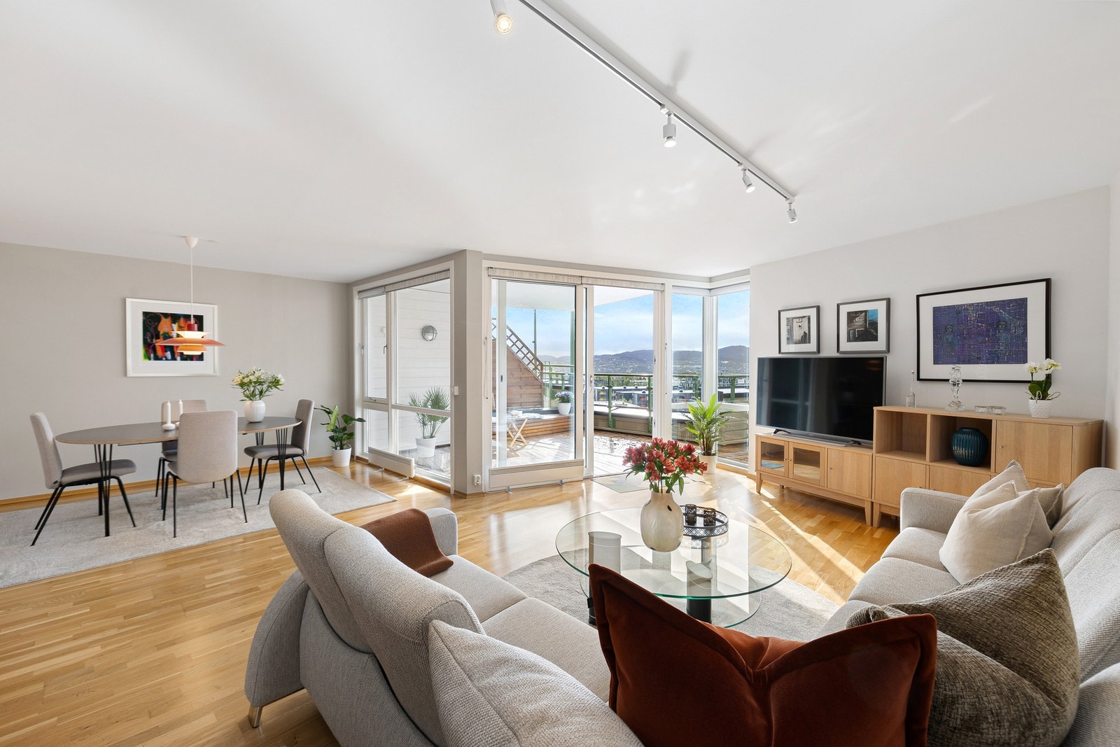 Velkommen til Bergheimsvegen 28, presentert av EiendomsMegler 1 ved Sigbjørn Shaswar-Vestå. Foto v/ Julian Nonstad. Galleribilde