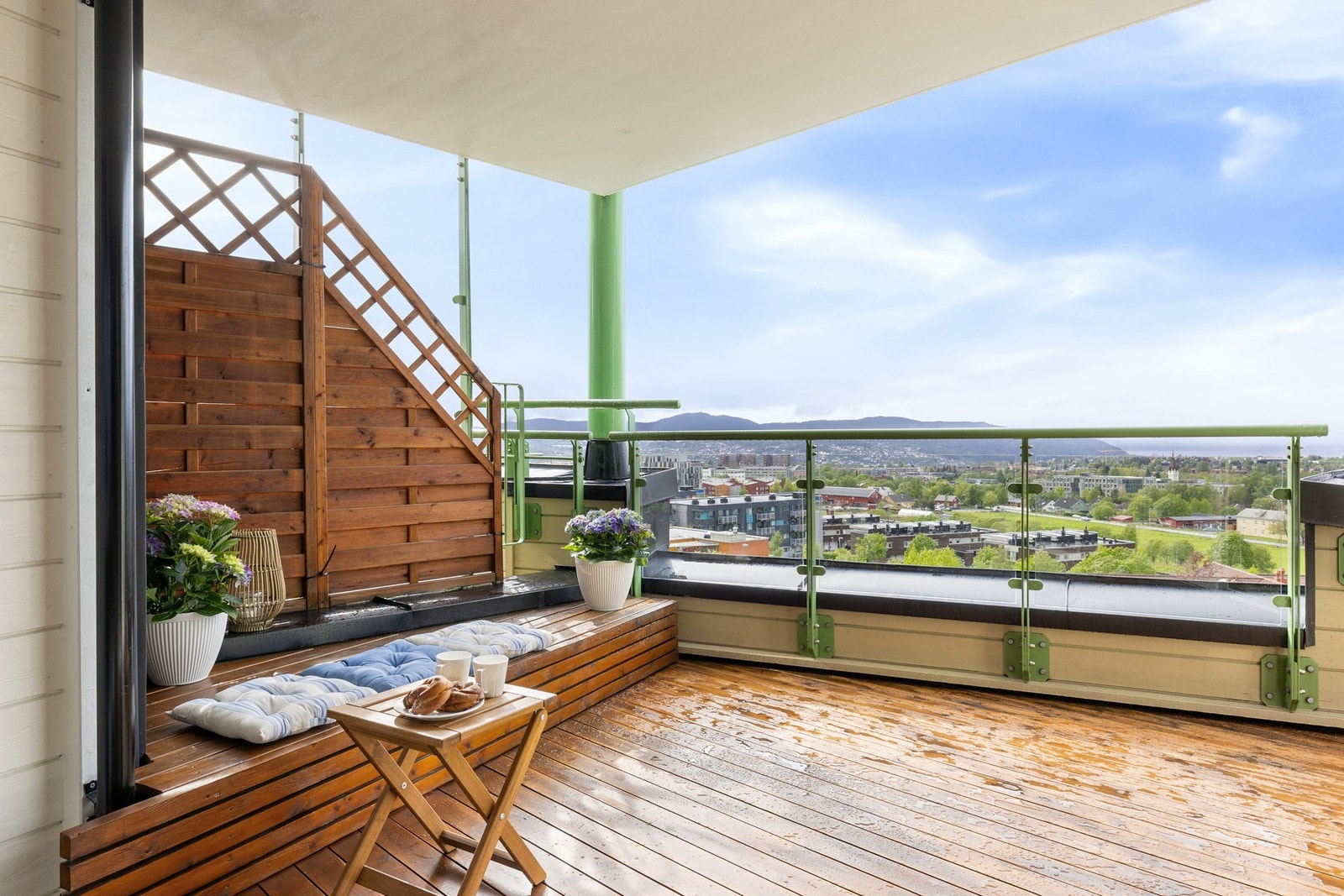 Fra stuen er det direkte utgang til en delvis overbygd balkong. Galleribilde