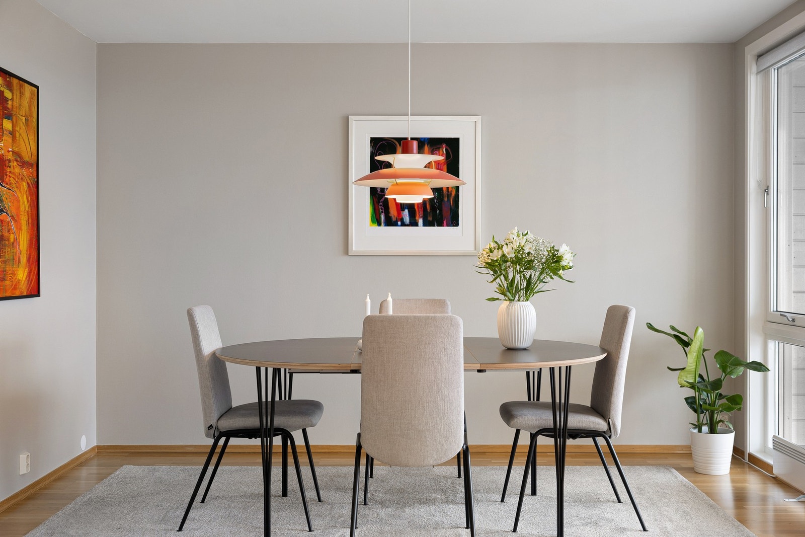 Egen sone for spisebord med god plass til et stort spisebord, perfekt for både hverdagsbruk og sosiale sammenkomster. Galleribilde
