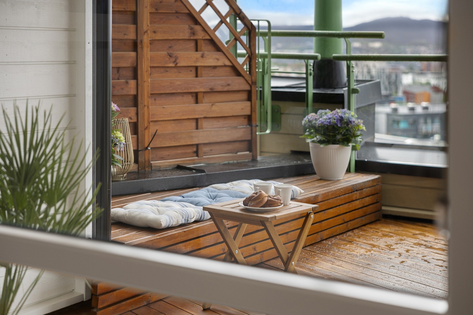 Terrassedekke er etablert i impregnerte materialer på underliggende tilpassede tilfarere. Galleribilde