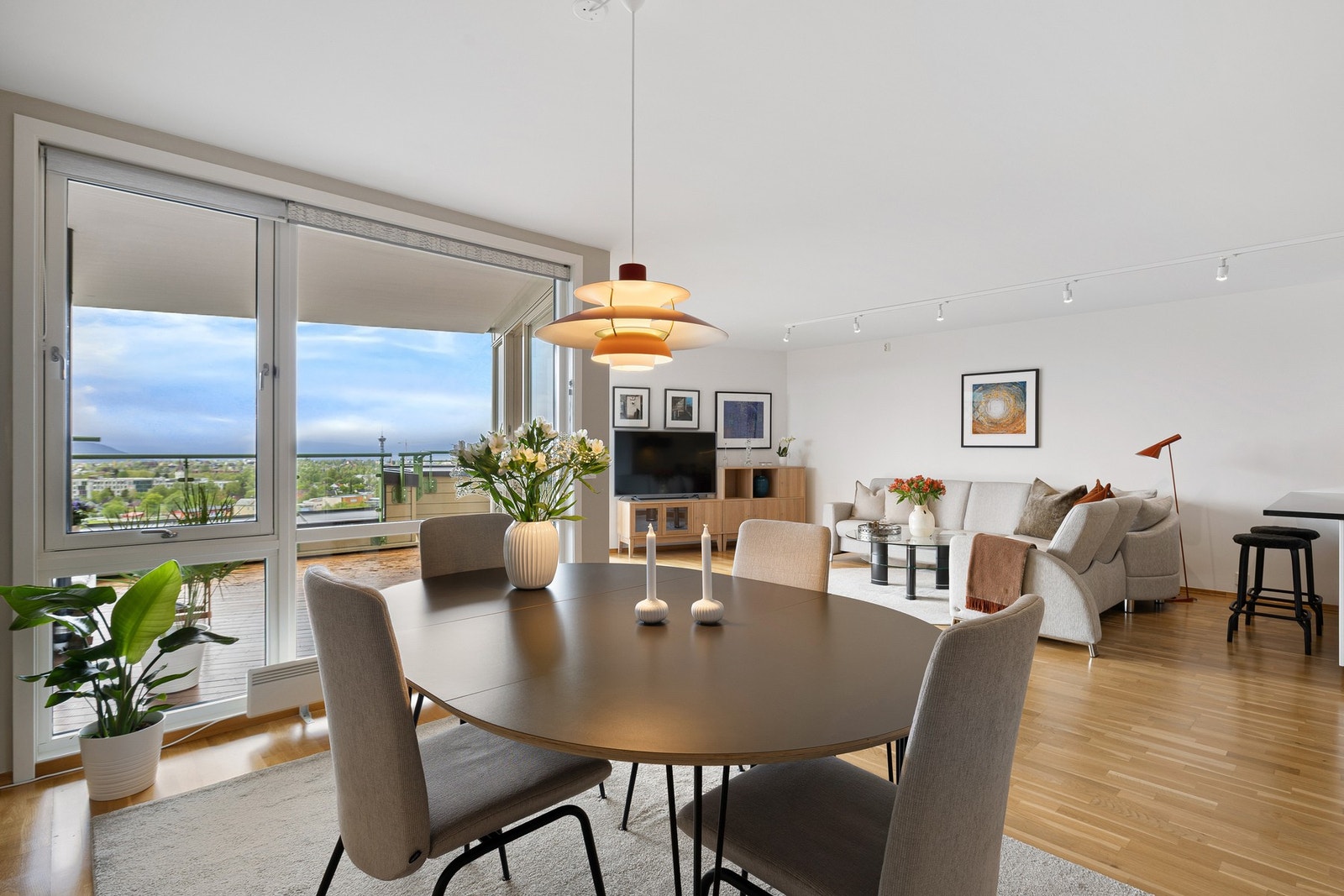 Innvendig er det parkett på gulv, og alle vinduer er av 2-lags glass. Galleribilde