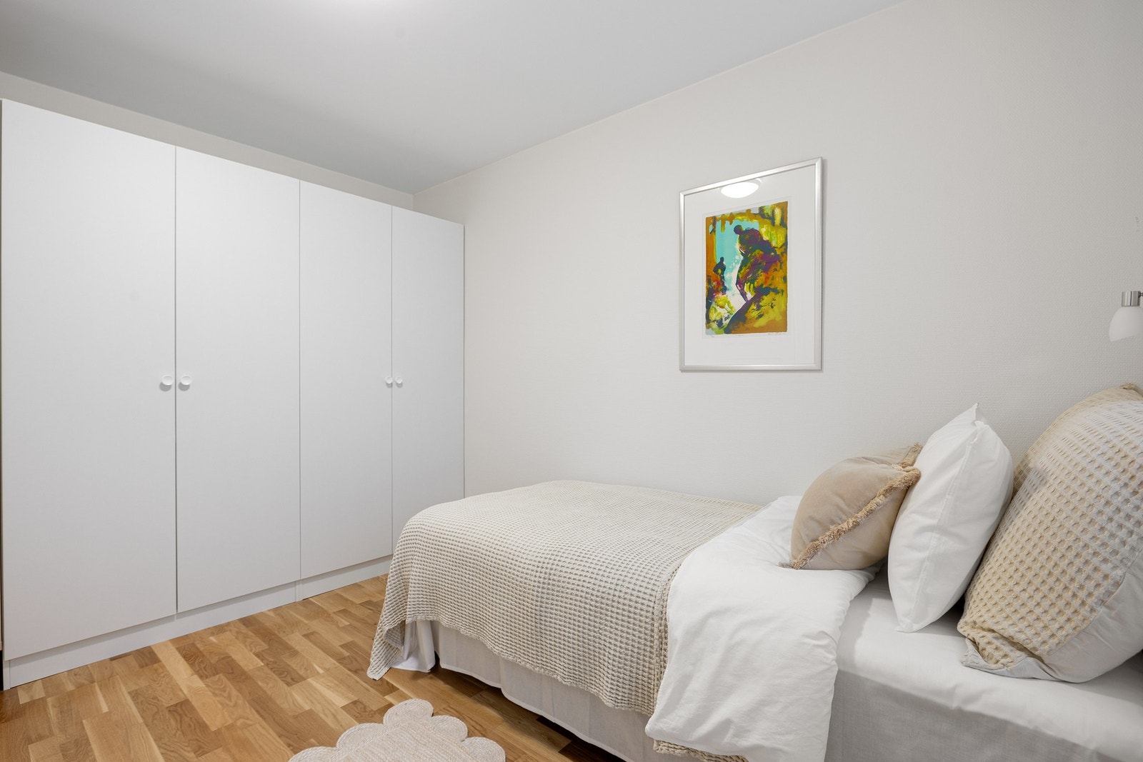 Godt med oppbevaringsplass i garderobeskap. Galleribilde
