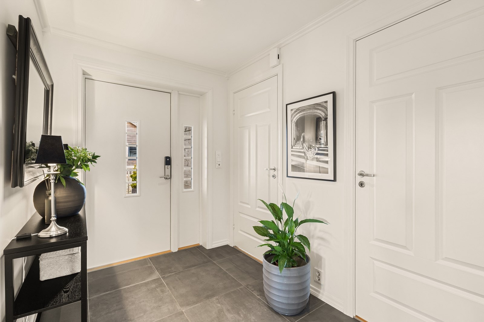 Velkommen inn i en lys og fin entrè! Galleribilde
