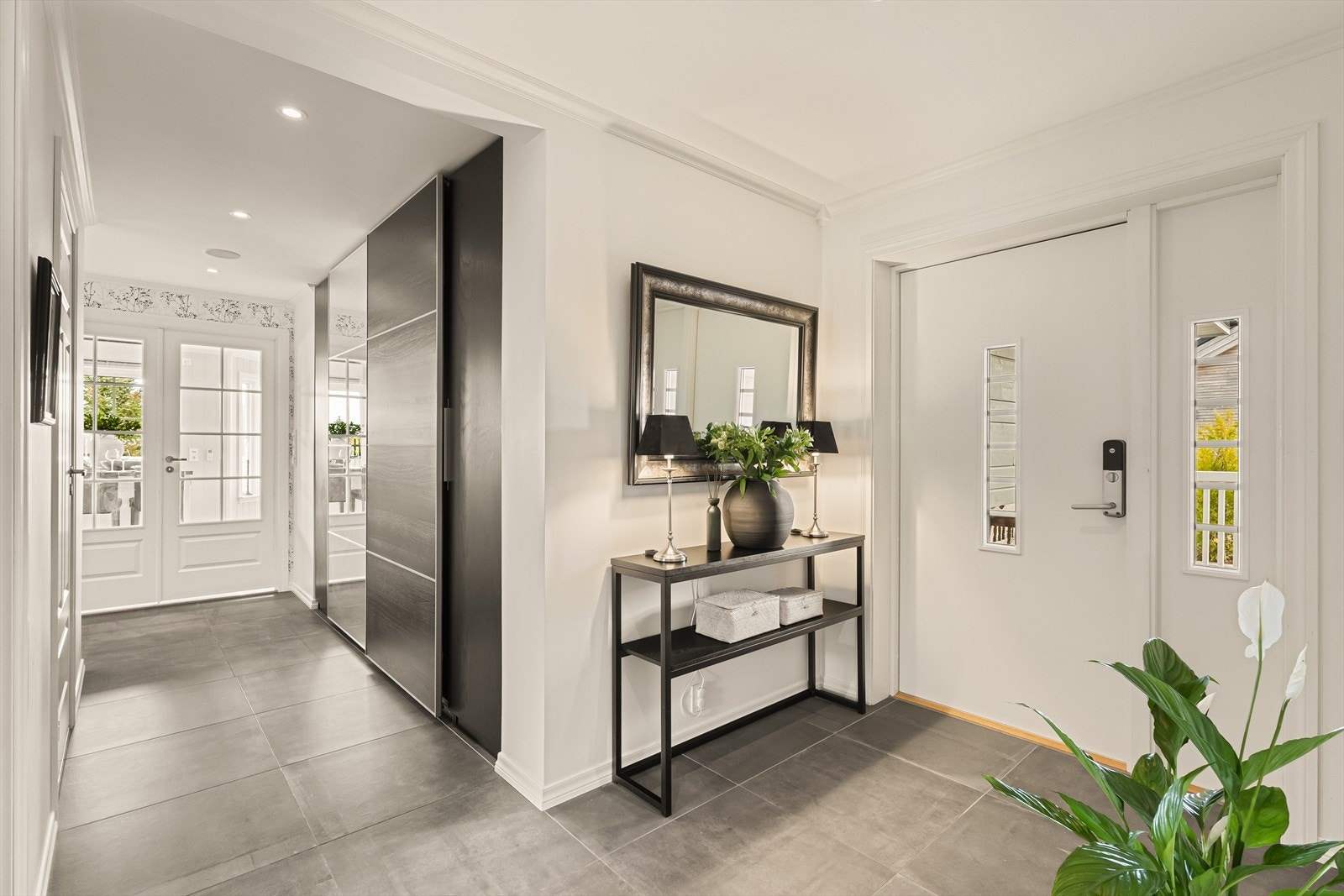Her er det god plass til oppbevaring av yttertøy og sko, og dagens løsning med skyvedørsgarderobe gir både praktisk og plassbesparende oppbevaring. Galleribilde