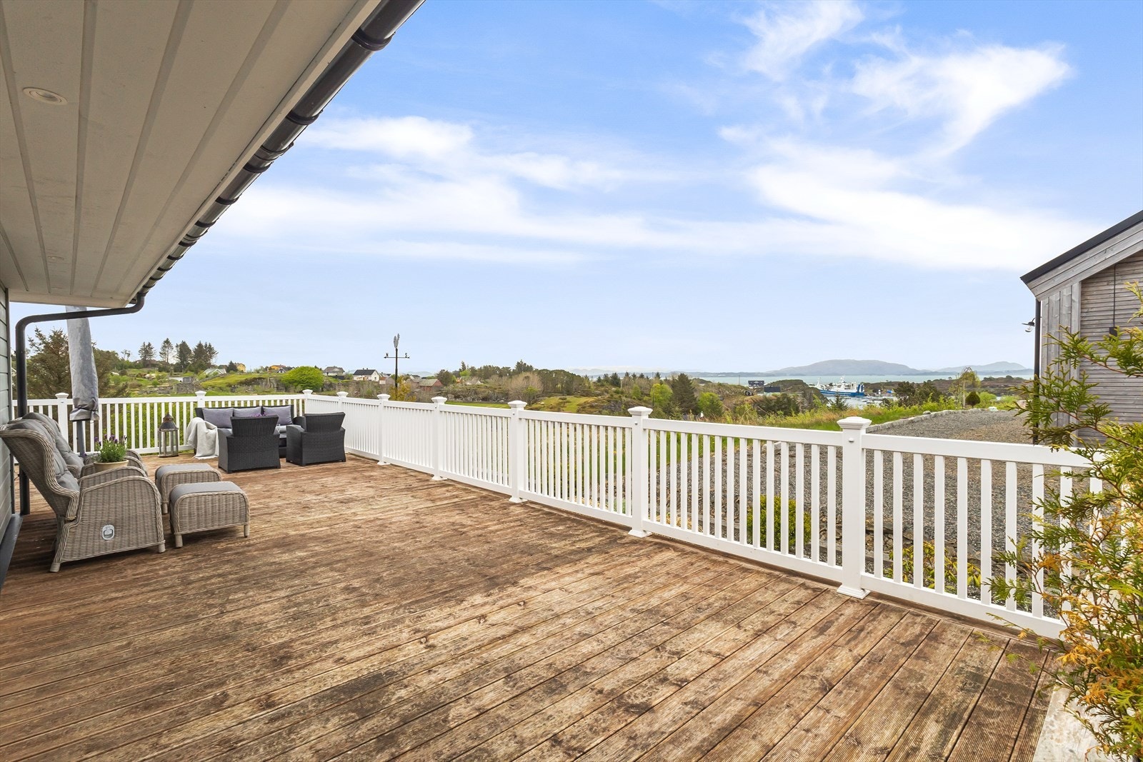 Terrassen fremstår som et fantastisk uteområde med god plass til flere sittegrupper, grillområde og jacuzzi, og legger perfekt til rette for både avslapning og hyggelige sammenkomster med familie og venner. Galleribilde