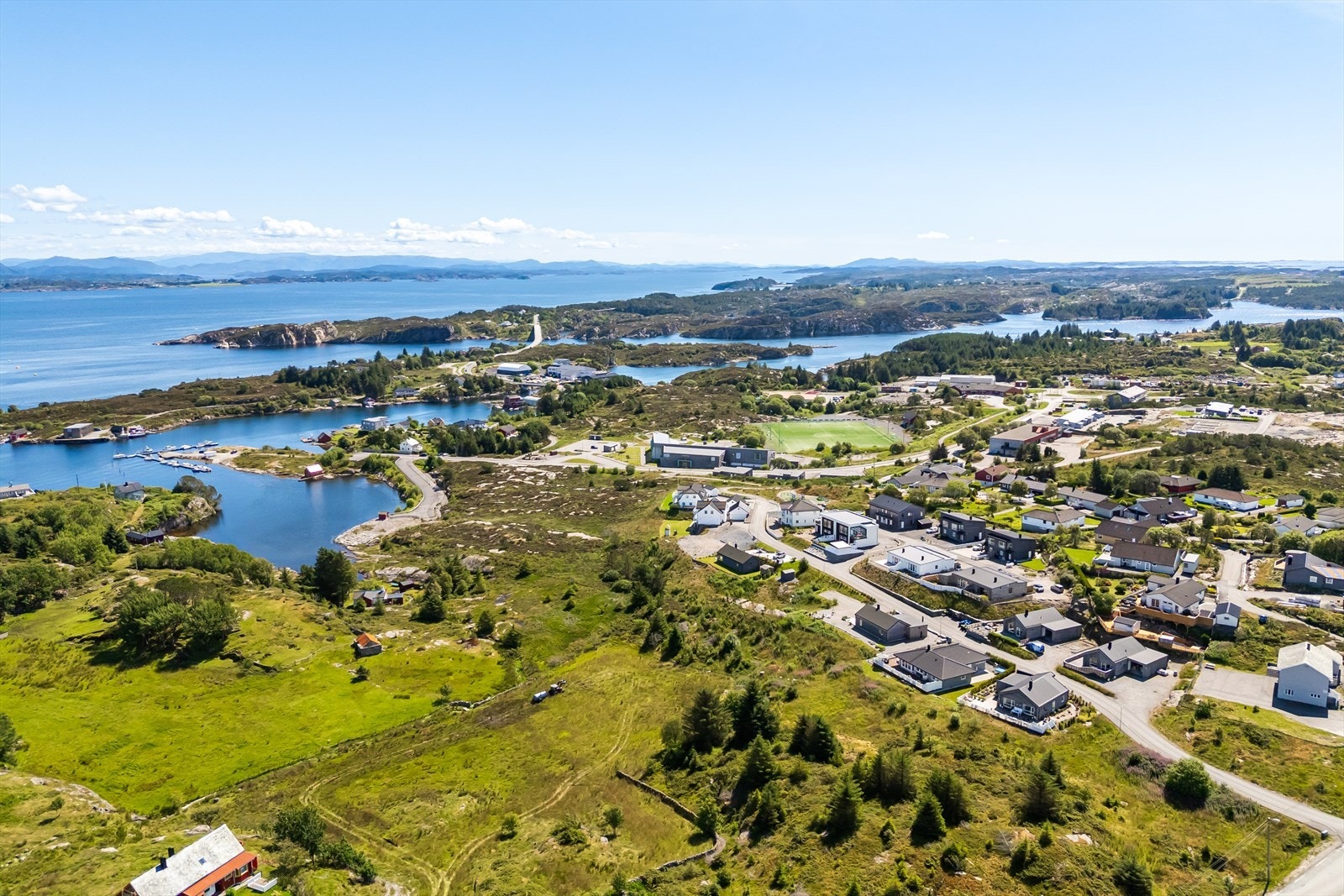 Eiendommen har en flott beliggenhet på Tjeldstø i Øygarden i landlige og idylliske omgivelser. Galleribilde
