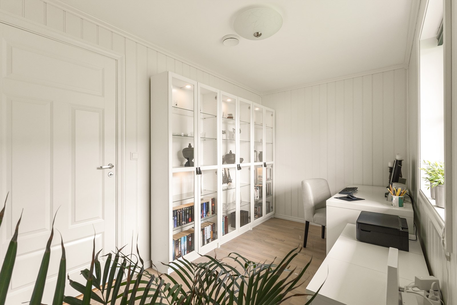 Alle soverommene har parkett på gulv, malt panel på vegger og malt platekledning i himling Galleribilde