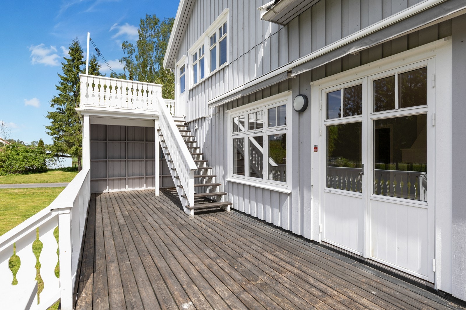 Adkomst fra 2. etg og ut på veranda med nedgsang vidfere til den store terrassen Galleribilde