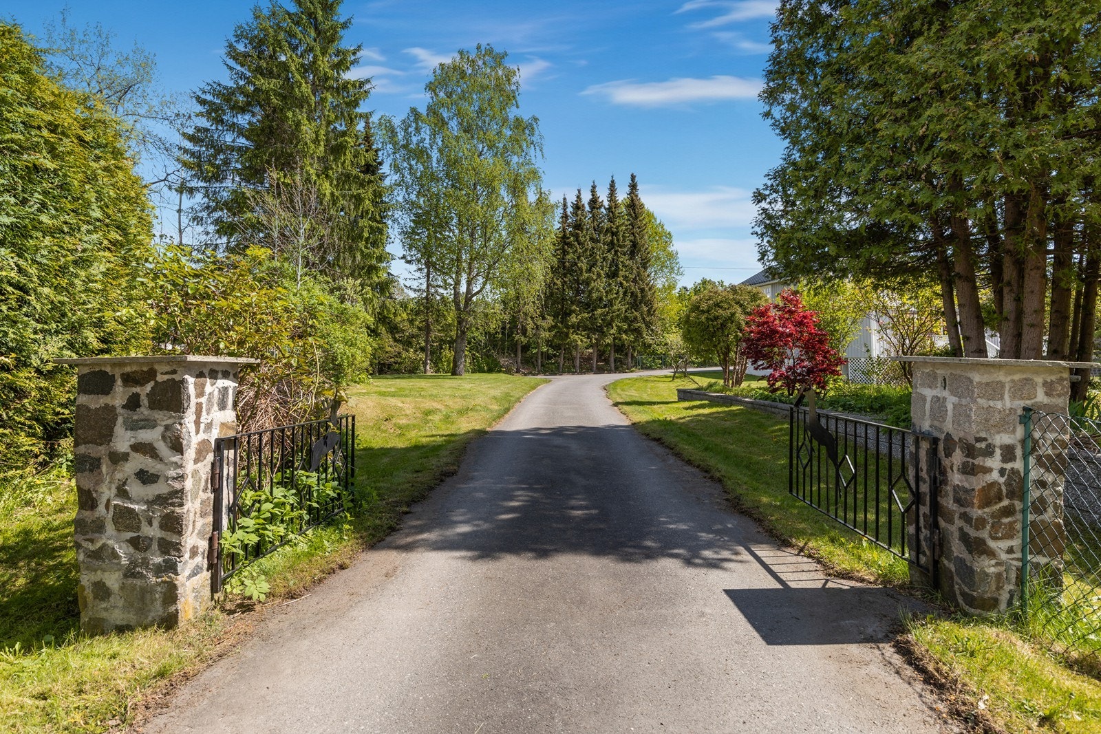 Standsmessig innkjørsel til eiendommen Galleribilde
