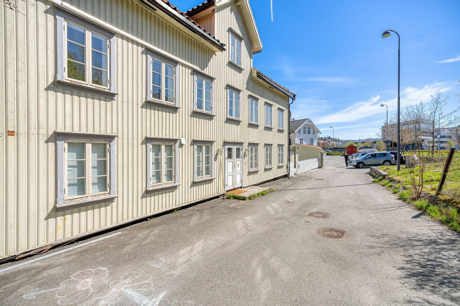 Kort vei til strandpromenade, parkanlegg og flotte uteområder langs sjøen. Galleribilde