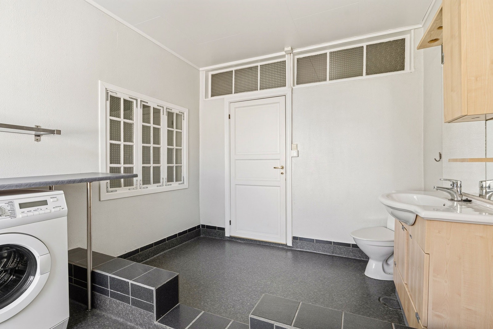 God plass til både vaskemaskin, tørketrommel og håndtering av tøy. Galleribilde