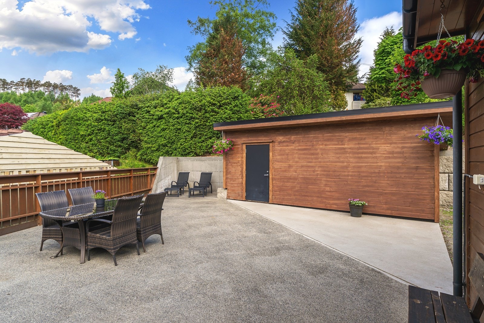 Egen carport med tilhørende bod for ekstra lagringsplass. Galleribilde